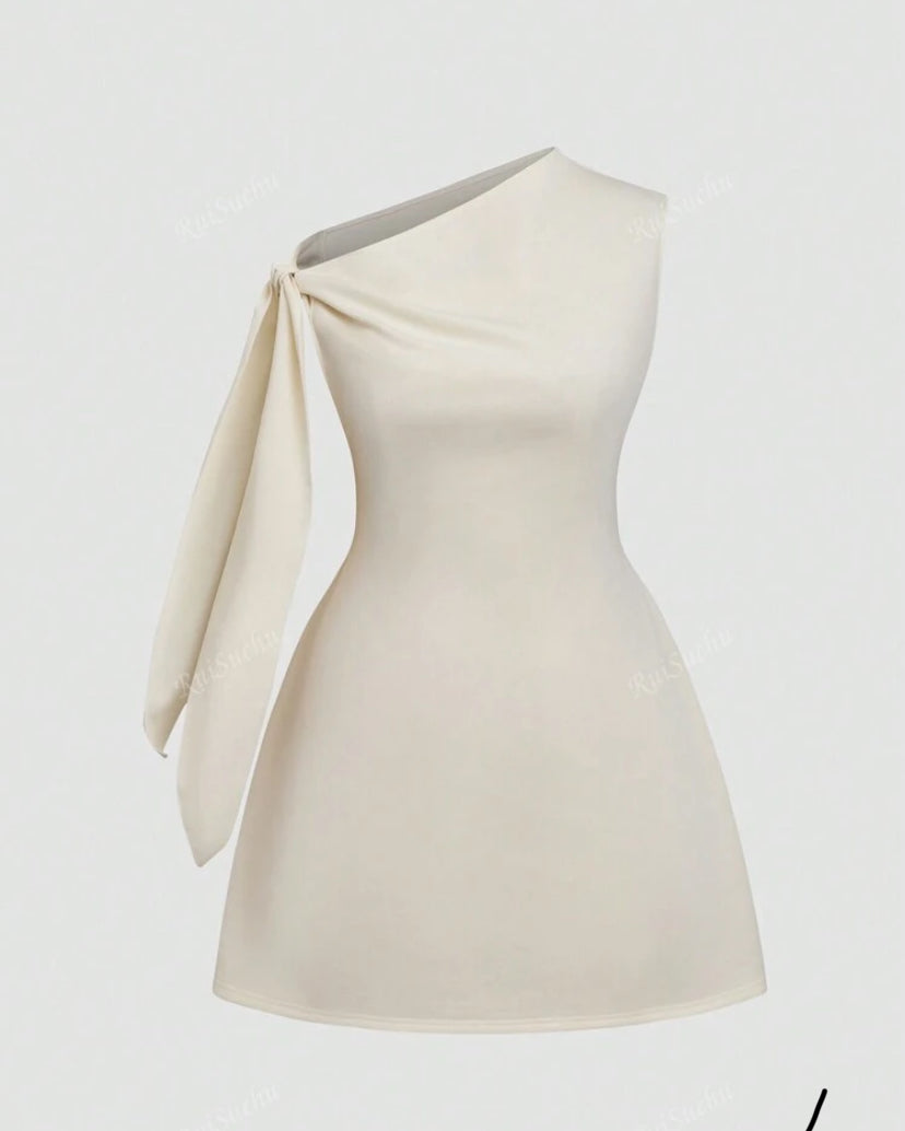Vestido corto y minimalista en color liso A25PG03