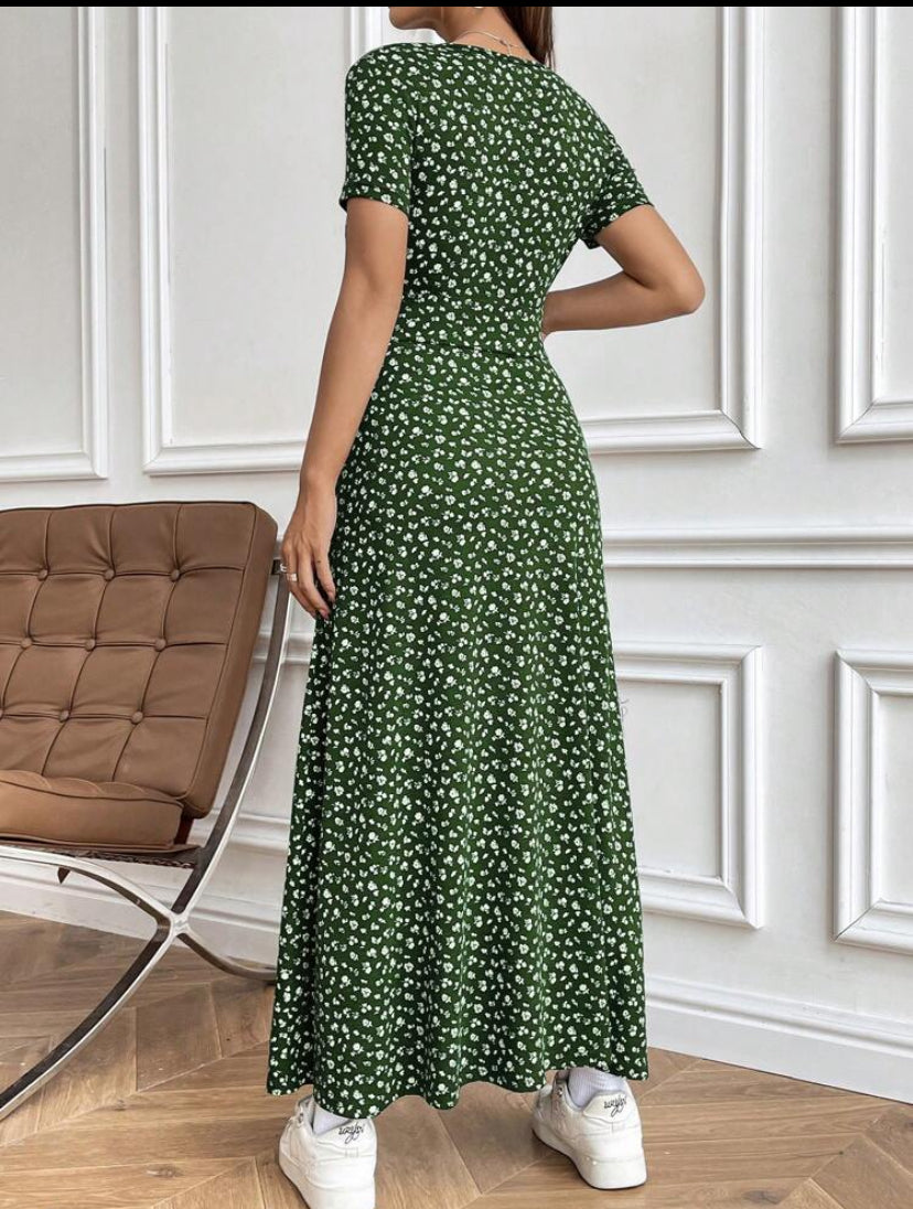 Vestido largo con estampado floral y   Escote en V A25PI01