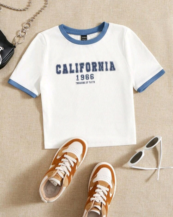 Camiseta Crop con Estampado de letra A25DS02