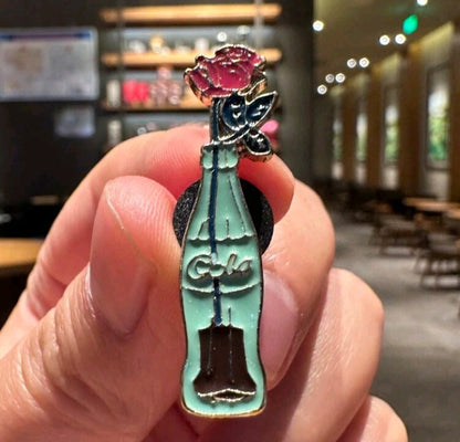 Broche con Diseño de Botella de Coca Cola con Rosa HK04