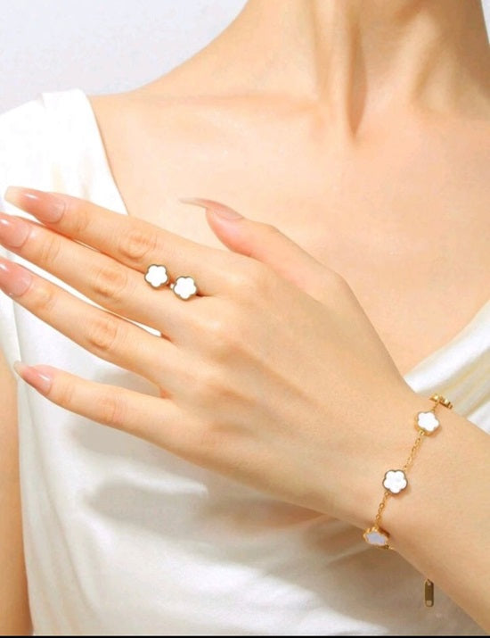 Set de aretes y pulsera con diseño de flor F25IV010
