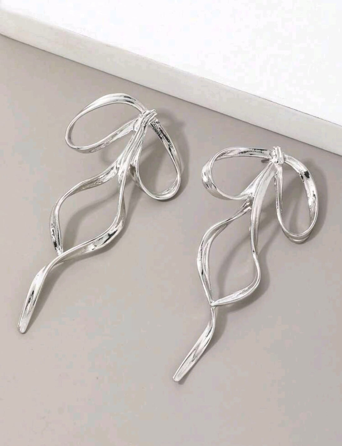 Elegancia plateada un par de pendientes con lazo Z F25NÑ05