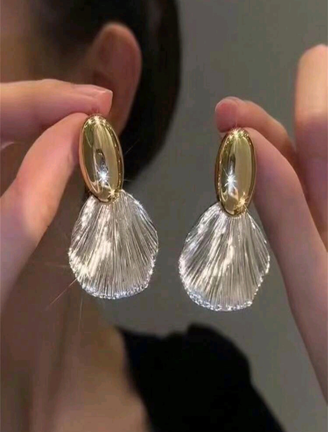 Par de pendientes con marco de metal A25ÑV05