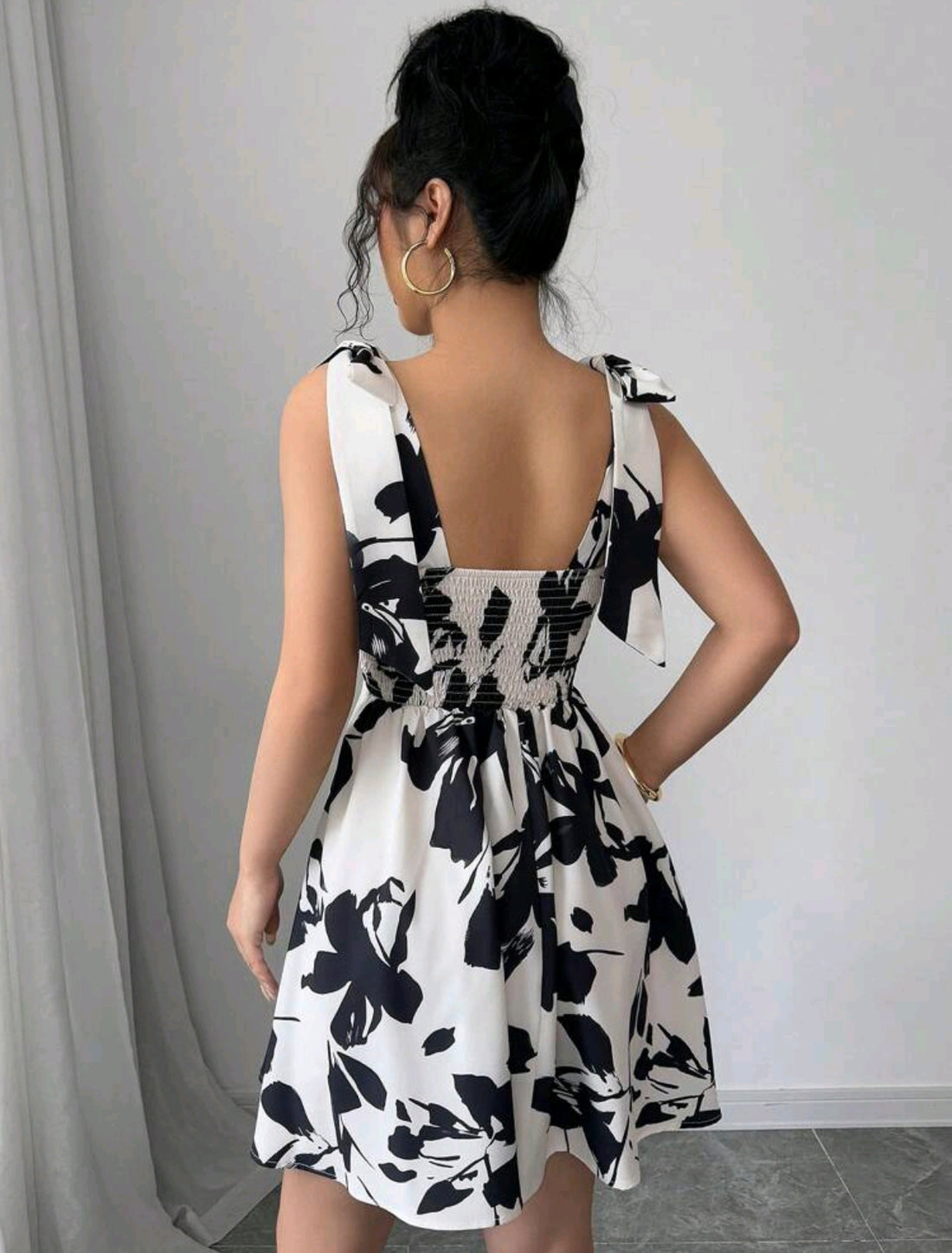 Vestido corto elegante con estampado de flores A25PA09