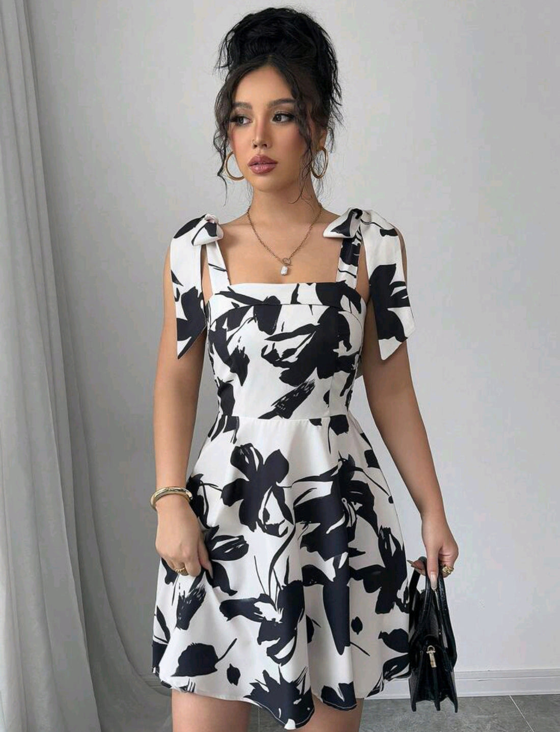 Vestido corto elegante con estampado de flores A25PA09